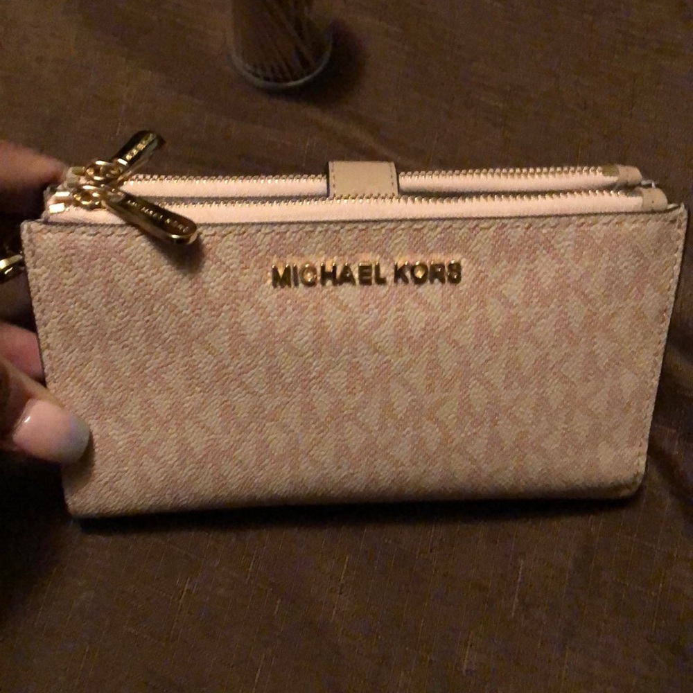 Michael Kors wallet Hold IPhone 8 Plus inside
